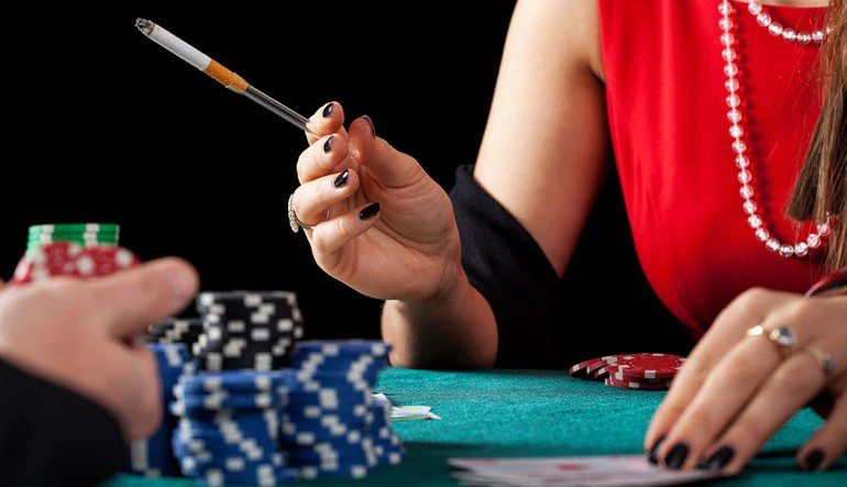 В казино Макао разрешили курить!