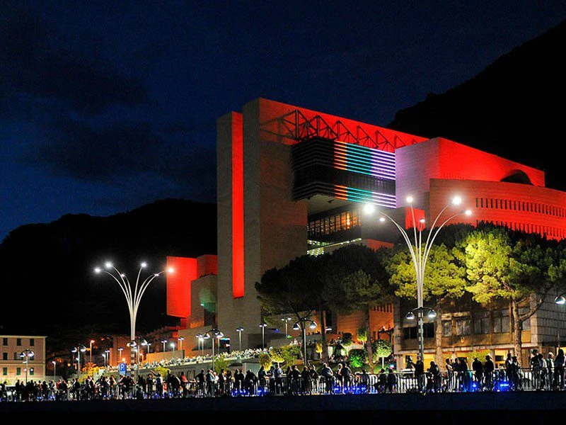 Казино для шпионов все еще работает